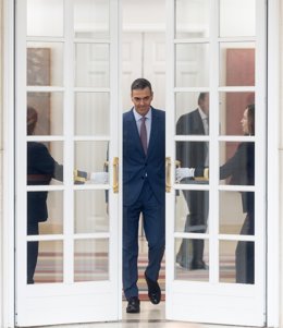 O presidente do Governo, Pedro Sánchez (à direita), recebe o primeiro-ministro da Grécia, em La Moncloa, a 12 de janeiro de 2026, em Madrid (Espanha). Os dois líderes abordaram as relações bilaterais e os interesses comuns em relação à agenda europeia.