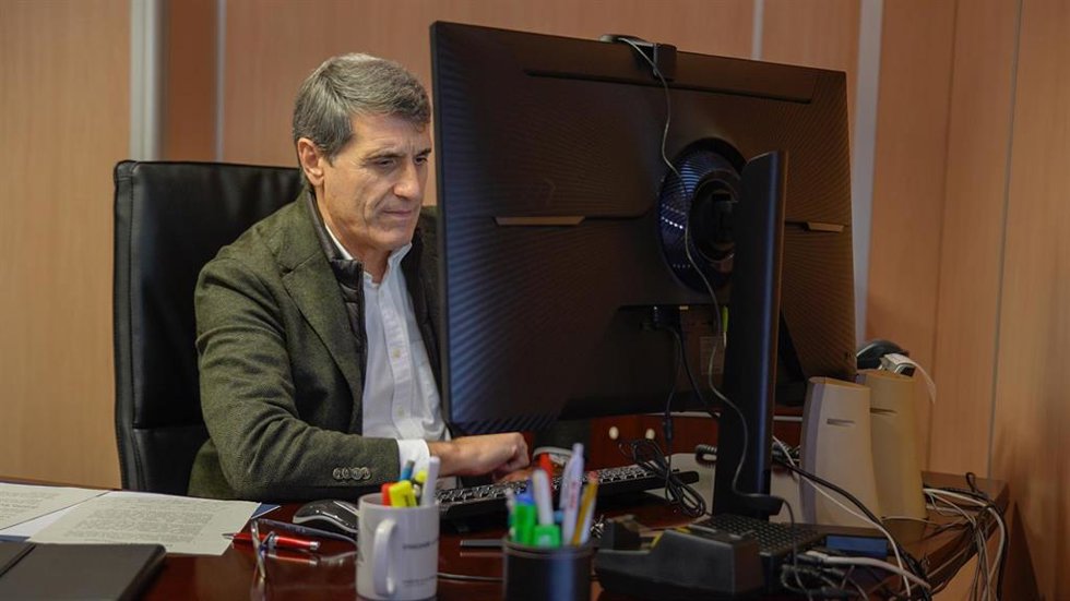 El delegado del Gobierno en Andalucía, Pedro Fernández, mantiene una reunión telemática con los ocho subdelegados del Gobierno.