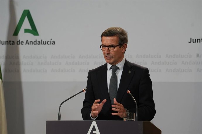 El consejero de Industria, Jorge Paradela, este lunes en la rueda de prensa posterior a la primera reunión del Consejo de Gobierno de la Junta de Andalucía en 2026.