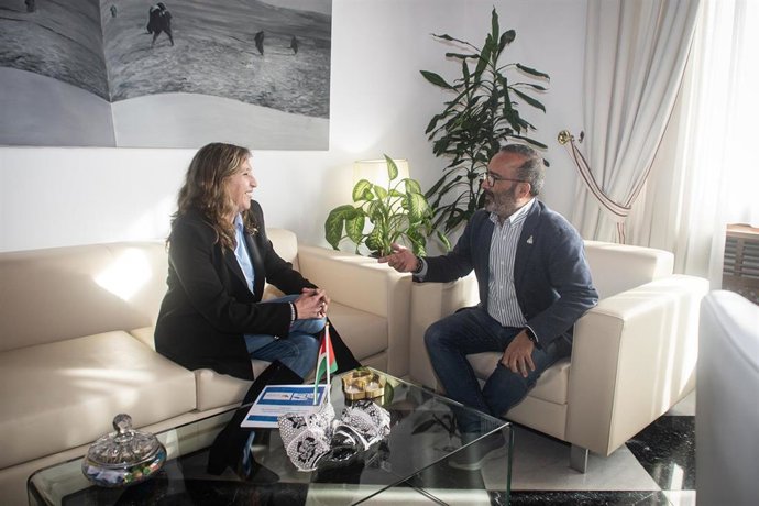 El presidente de la Diputación de Cáceres, Miguel Ángel Morales, ha mantenido una reunión con la presidenta del Club Piragüismo Río Jerte, Lidia Regidor