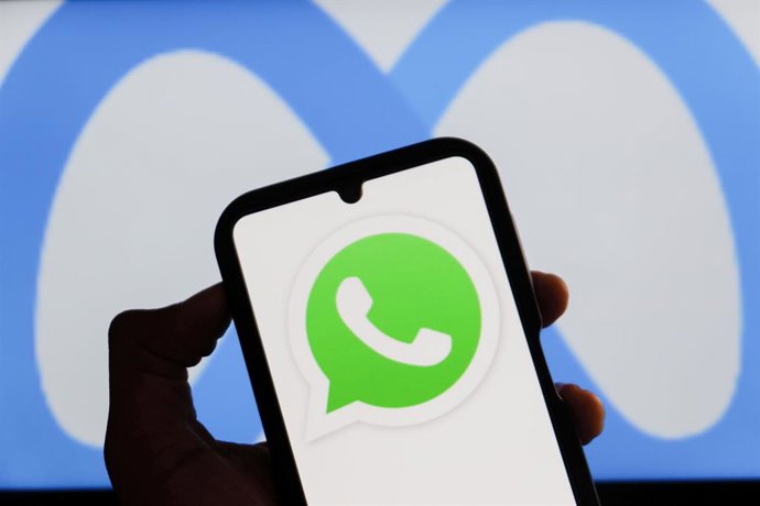 Archivo - Arquivo - 16 de outubro de 2025, Bandung, Java Ocidental, Indonésia: Nesta ilustração fotográfica, o logotipo do Whatsapp é exibido em um smartphone com o logotipo da Meta AI ao fundo.