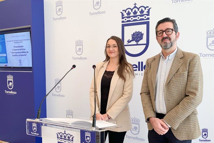 La concejala de Turismo y Promoción Económica de Tomelloso, Rocío Valentín, y Joaquín Parra.