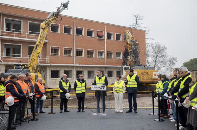 El ministro de Presidencia, Félix Bolaños, el presidente del Gobierno, Pedro Sánchez, la ministra de Vivienda, Isabel Rodríguez, y el ministro para la Transformación Digital, Óscar López, en la demolición de los primeros edificios de Campamento