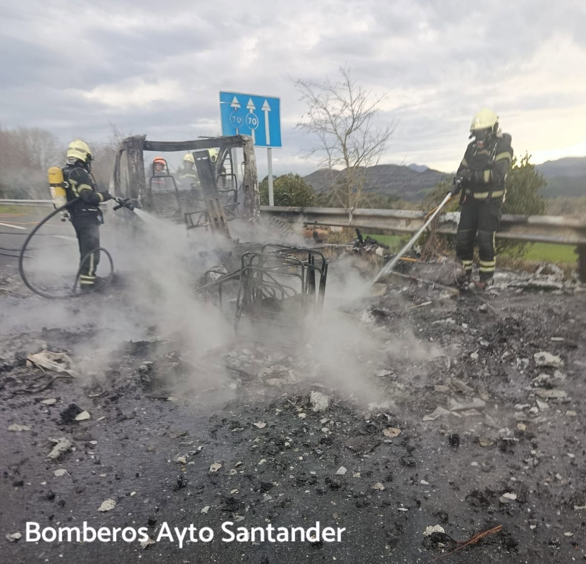 Calcinada una autocaravana tras incendiarse mientras circulaba por la A-8 entre Hoznayo y Anero