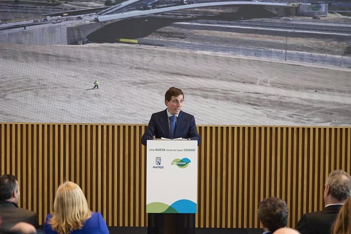 El alcalde de Madrid, José Luis Martínez-Almeida, participa en un encuentro informativo sobre el fin de las obras en Valdebebas, a 12 de enero de 2026, en Madrid (España).