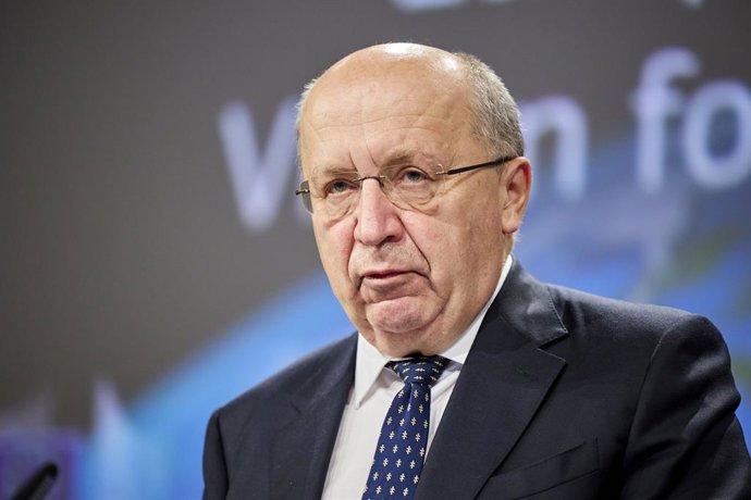 Archivo - Arquivo - O comissário da Defesa e Espaço, Andrius Kubilius, numa coletiva de imprensa para apresentar a primeira Lei Espacial da UE.