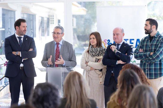 La Diputación de Málaga ha formalizado este lunes la entrega de llaves del complejo La Vega de Antequera a la Fundación EDAU, paso con el que se inicia la transformación de este espacio en un gran centro provincial de atención a personas con TEA