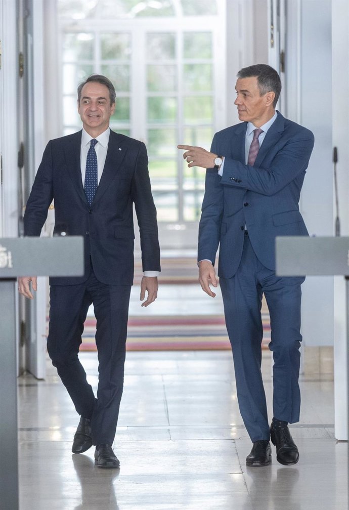 El presidente del Gobierno, Pedro Sánchez, recibe al primer ministro de Grecia, Kyriákos Mitsotákis, en La Moncloa.