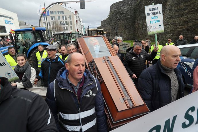 Manifestantes  durante una tractorada en contra del acuerdo alcanzado de Mercosur, a 12 de enero de 2026, en Lugo, Galicia (España). Productores de lácteos y carne se movilizan en la serie de protestas a lo largo de Europa contra el acuerdo alcanzado por 