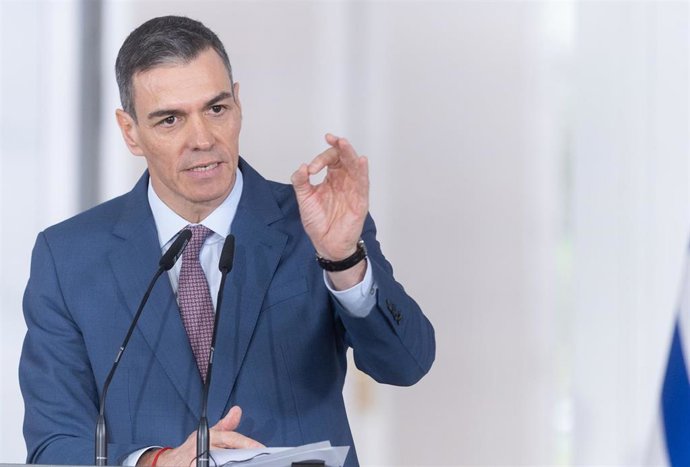 El presidente del Gobierno, Pedro Sánchez, ofrece una rueda de prensa tras recibir al primer ministro de Grecia, Kyriákos Mitsotákis, en La Moncloa, a 12 de enero de 2026, en Madrid (España).