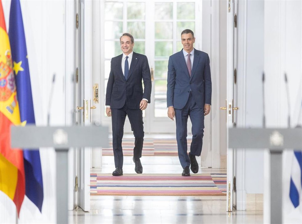 El presidente del Gobierno, Pedro Sánchez, recibe al primer ministro de Grecia, Kyriákos Mitsotákis, en La Moncloa, a 12 de enero de 2026, en Madrid (España).