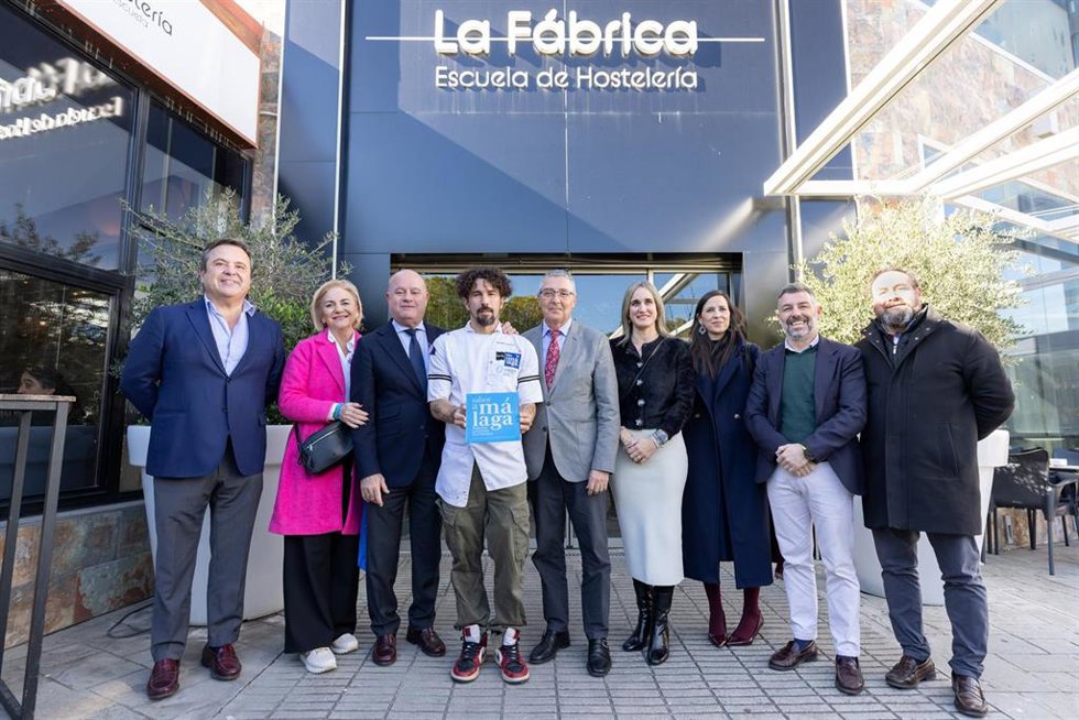 El presidente de la Diputación de Málaga, Francisco Salado, se ha desplazado este lunes a la ciudad de Antequera para hacer entrega del distintivo Sabor a Málaga a la Escuela Superior de Hostelería La Fábrica