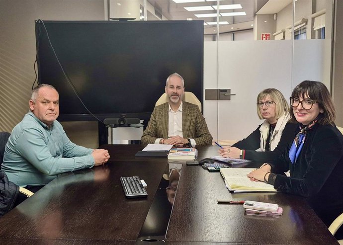 El consejero de Educación, Sergio Silva, se reúne con el alcalde de Cabezón de la Sal, Víctor Reinoso