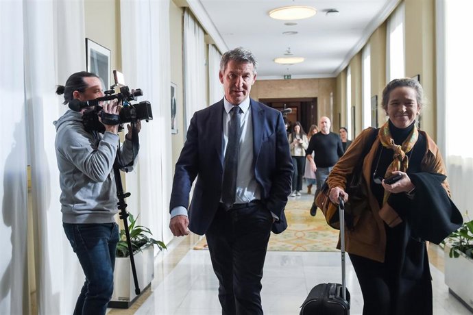 El presidente del Partido Popular, Alberto Núñez Feijóo, a su salida del congreso para declarar ante la jueza de la dana por videoconferencia, a 9 de enero de 2026, en Madrid (España).