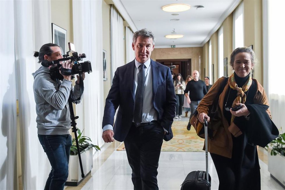 El presidente del Partido Popular, Alberto Núñez Feijóo, a su salida del congreso para declarar ante la jueza de la dana por videoconferencia, a 9 de enero de 2026, en Madrid (España).
