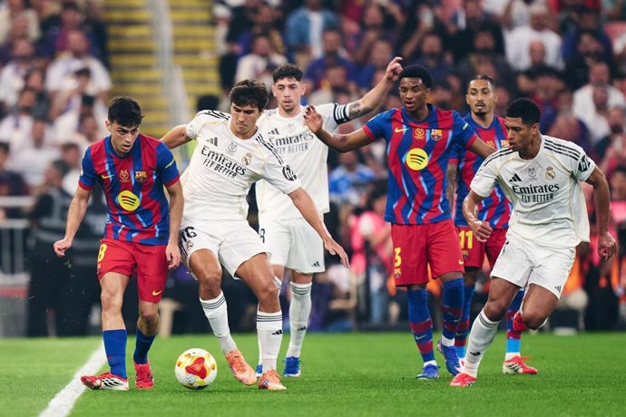 Pedri González (FC Barcelona) dá um passe para o jogador do Real Madrid Gonzalo García na Supercopa da Espanha de 2026.