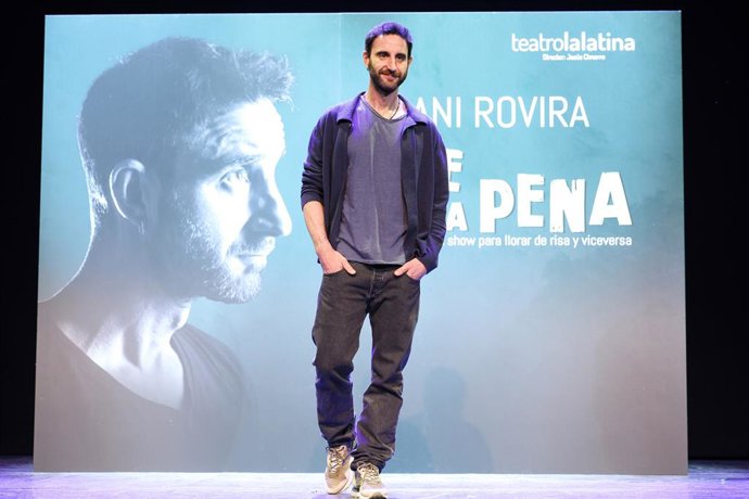 Archivo - El actor y cómico, Dani Rovira, durante la presentación de su espectáculo 'Vale la pena', en el Teatro La Latina, a 13 de enero de 2025, en Madrid (España). La tristeza, el duelo y la pena son los temas principales de esta nueva obra, cuya inten