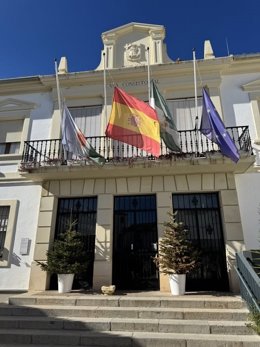 El Ayuntamiento de Olvera con las banderas a media asta en señal de luto oficial.