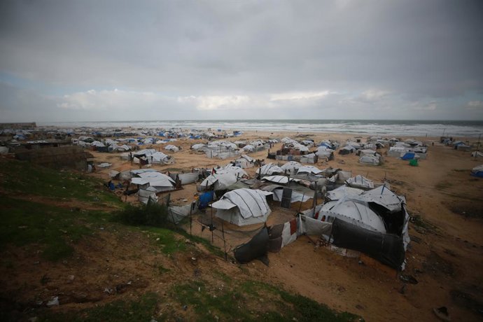 28 de dezembro de 2025, Territórios Palestinos, Cidade de Gaza: Vista geral de um acampamento de tendas destruído após fortes chuvas na Faixa de Gaza devastada pela guerra. Foto: Omar Ashtawy/APA Images via ZUMA Press Wire/dpa