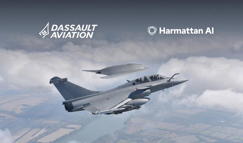 Un avión de Dassault volando junto a un dron