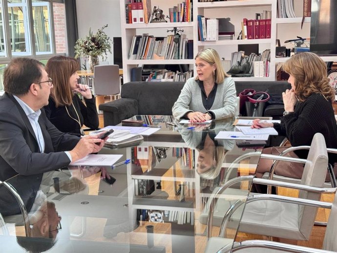 La consellera d'Educació, Cultura i Universitats, Carmen Ortí, es reunix amb la presidenta de la Federació de Folklore de la Comunitat Valenciana, Miriam Ortiz