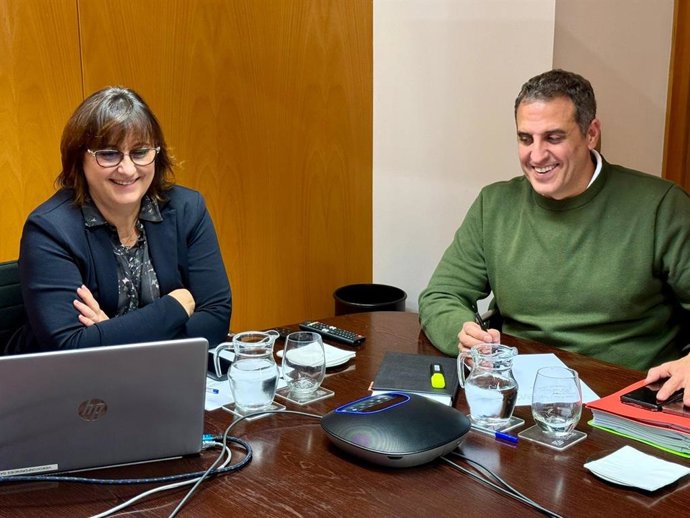 La vicepresidenta y consellera de Presidencia, Coordinación de la Acción de Gobierno y Cooperación Local, Antònia Maria Estarellas, y el director general de Emergencias e Interior, Pablo Gárriz.