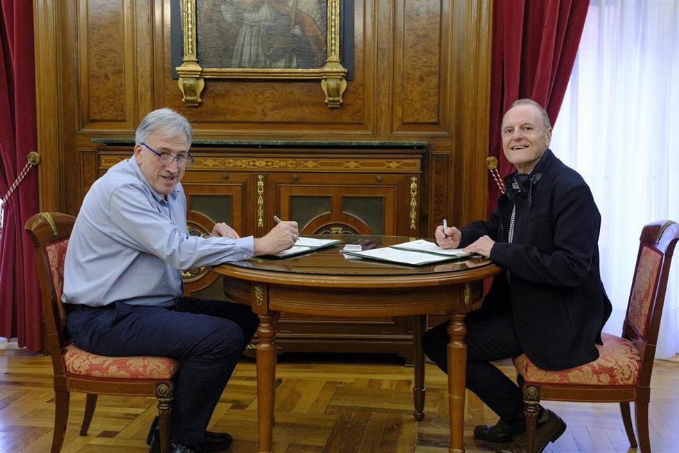 El alcalde de Pamplona, Joseba Asiron, y el presidente de la Fundación Museo Javier Ciga, Pello Fernández, en la firma del convenio