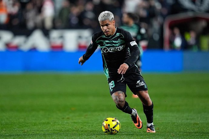 El delantero del Real Betis 'Cucho' Hernández, ante el Rayo Vallecano.