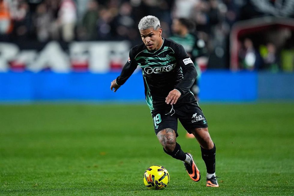 El delantero del Real Betis 'Cucho' Hernández, ante el Rayo Vallecano.