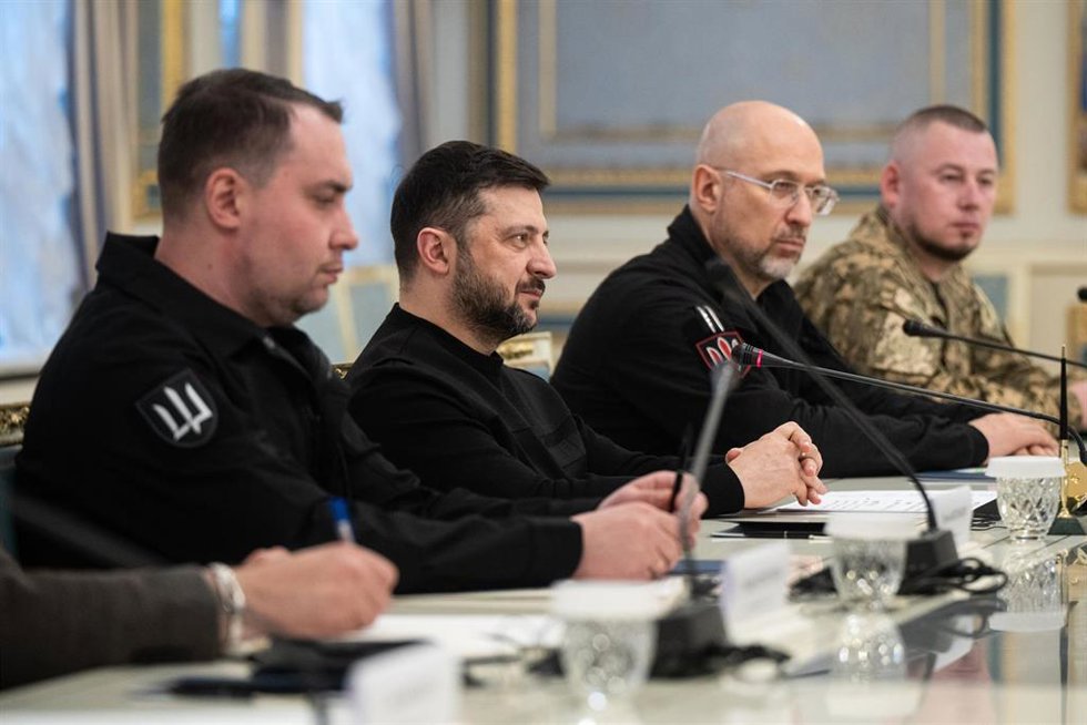 El presidente ucraniano, Volodimir Zelenski, junto a su equipo de colaborares más estrechos en una cita en Kiev.  