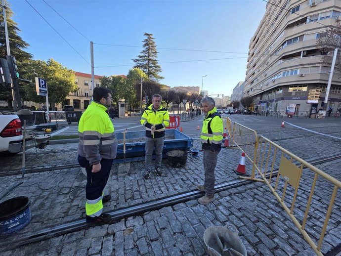 El concejal de Mantenimiento Urbano, Javier Padorno (c) visita los trabajos de reparación de adoquines.