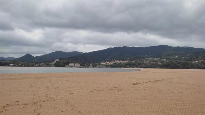 Archivo - Urdaibai (Bizkaia) en una jornada nubosa