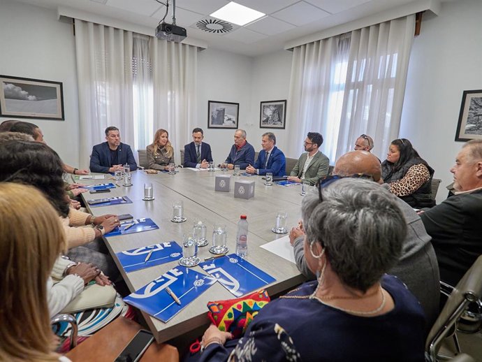 Reunión del Cabildo de Tenerife con asociaciones venezolanas en la isla para analizar la situación política y social en el país