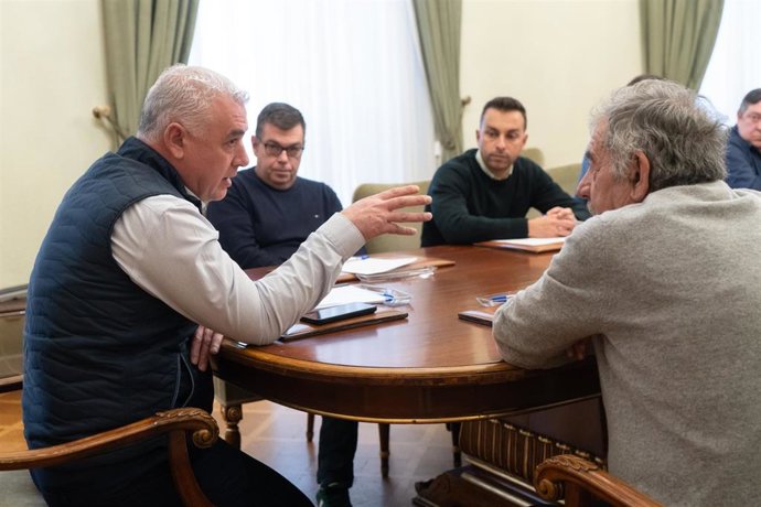El presidente de la Diputación de Guadalajara, José Luis Vega, en la reunión que ha mantenido con el alcalde de Atienza, Pedro Loranca.