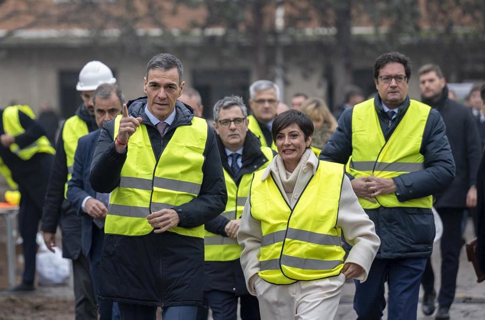 El ministro de la Presidencia, Félix Bolaños, el presidente del Gobierno, Pedro Sánchez, la ministra de Vivienda, Isabel Rodríguez, y el ministro para la Transformación Digital, Óscar López, durante el acto de demolición de los primeros edificios del ac