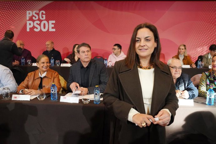 El secretario general del PSdeG y portavoz del Grupo Socialista en el Parlamento de Galicia, José Ramón Gómez Besteiro (2i), y la presidenta de la Diputación de Lugo, Carmela López (d), durante la reunión del Comité Nacional del Partido Socialista de Gali