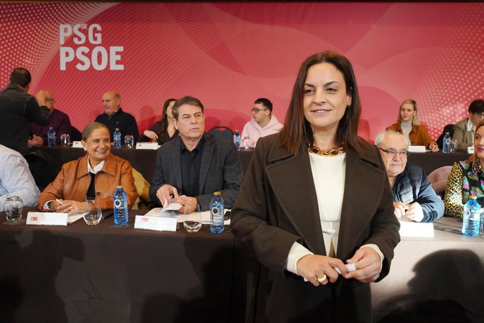 El secretario general del PSdeG y portavoz del Grupo Socialista en el Parlamento de Galicia, José Ramón Gómez Besteiro (2i), y la presidenta de la Diputación de Lugo, Carmela López (d), durante la reunión del Comité Nacional del Partido Socialista de Ga