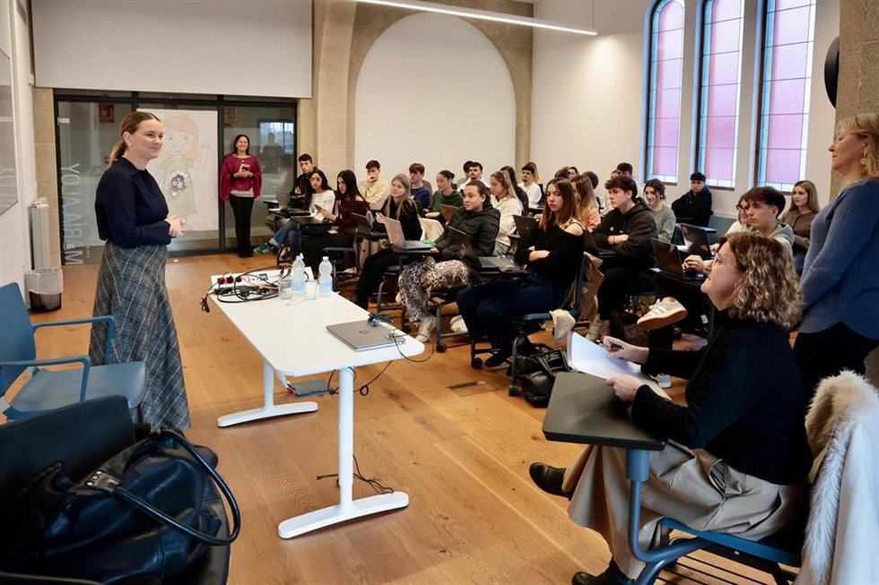 La presidenta del Govern, Marga Prohens, durante una visita a las instalaciones del Cesag.