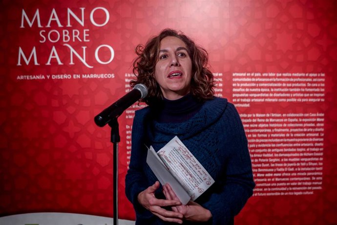 Archivo - La directora general de Casa Árabe, Irene Lozano, interviene durante la inauguración de la exposición ‘Mano sobre mano. Artesanía y diseño en Marruecos'.
