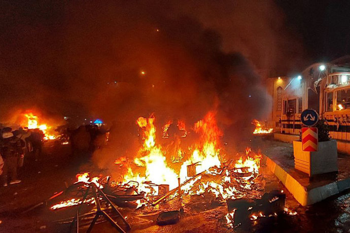 10 January 2026, Iran, Tehran: A police station is set on fire during protests in Tehran in response to worsening economic conditions. Photo: -/ZUMA Press Wire/dpa