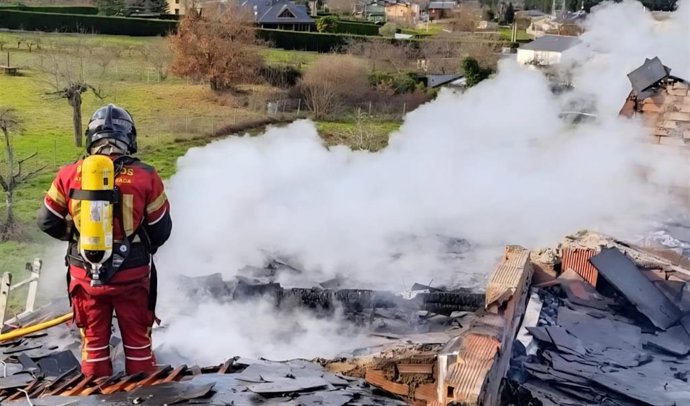 Efectivos del Speis participan en la extinción de un incendio producido en la cubierta de una vivienda en Molinaseca (León).