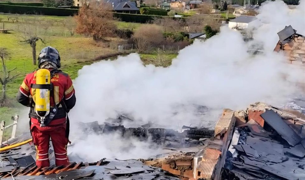 Efectivos del Speis participan en la extinción de un incendio producido en la cubierta de una vivienda en Molinaseca (León).