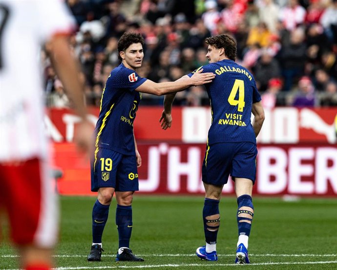 Los jugadores del Atlético de Madrid Conor Gallagher y Julián Álvarez, durante un partido de LaLiga EA Sports.