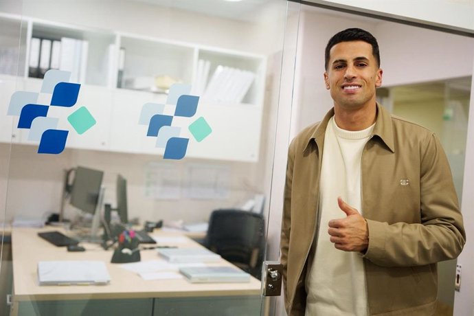 O jogador português João Cancelo assinará contrato com o Barça e será apresentado nesta terça-feira, após passar nos exames médicos na segunda-feira.