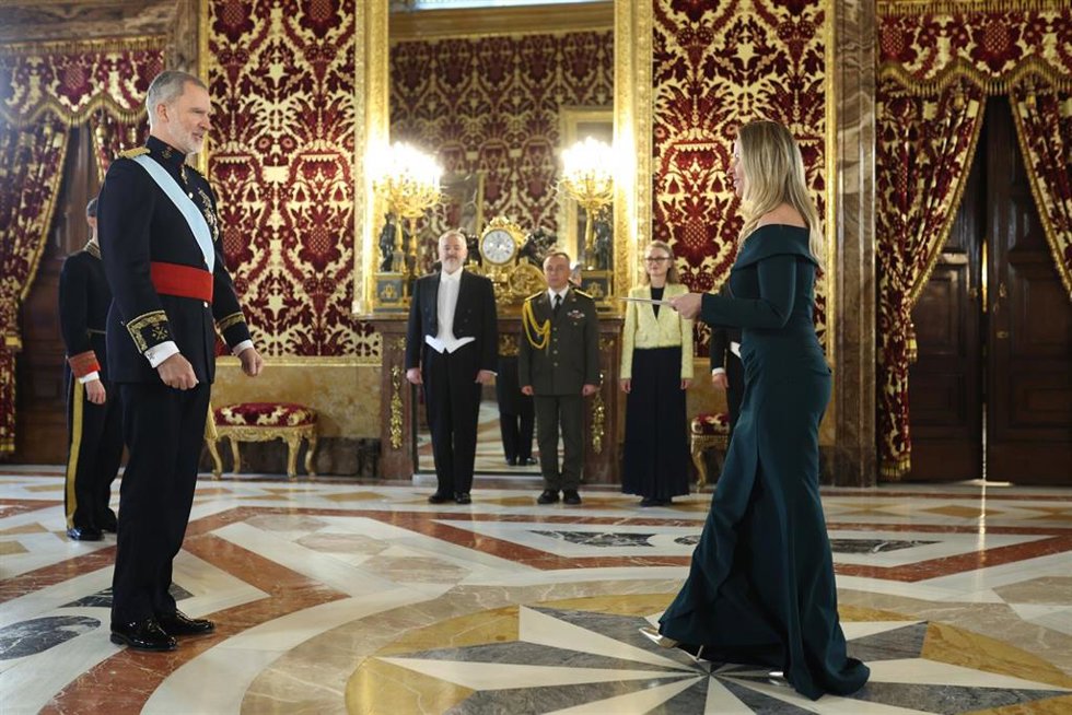 El Rey Felipe VI recibe las Cartas Credenciales de la Embajadora de Ucrania, Yulia Sokolovska, a su llegada a una audiencia, en el Palacio Real de Madrid, a 12 de enero de 2026