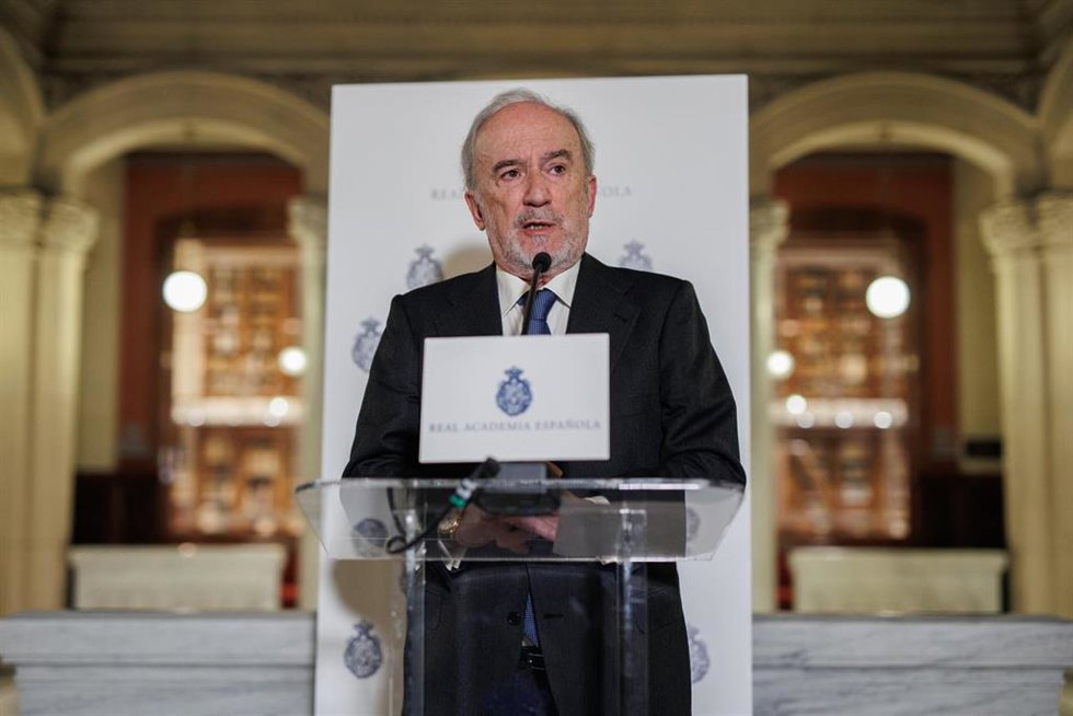 Archivo - El director de la Real Academia Española (RAE), Santiago Muñoz Machado, comparece tras un pleno en la Real Academia Española (RAE), a 9 de marzo de 2023, en Madrid (España). El pleno de hoy de la Real Academia Española (RAE) se centra hoy en l