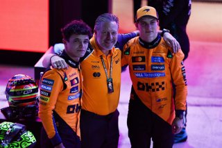 Archivo - Zak Brown junto a Lando norris (izda) y Oscar Piastri (dcha)