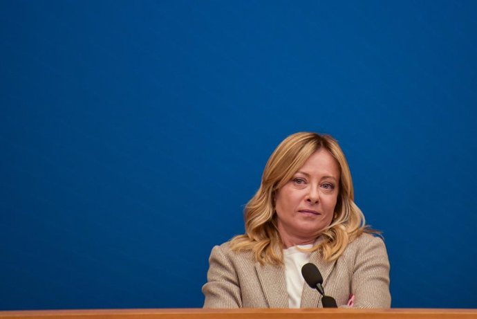 9 de janeiro de 2026, Roma, Itália: A primeira-ministra italiana Giorgia Meloni ouve perguntas durante uma coletiva de imprensa na Câmara dos Deputados, em Roma, em 9 de janeiro de 2026.