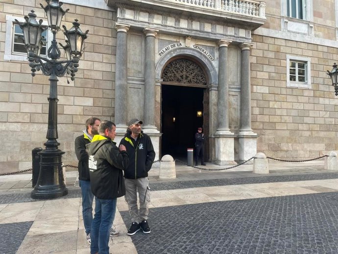 Representantes de los agricultores ante el Palau  de la Generalitat.