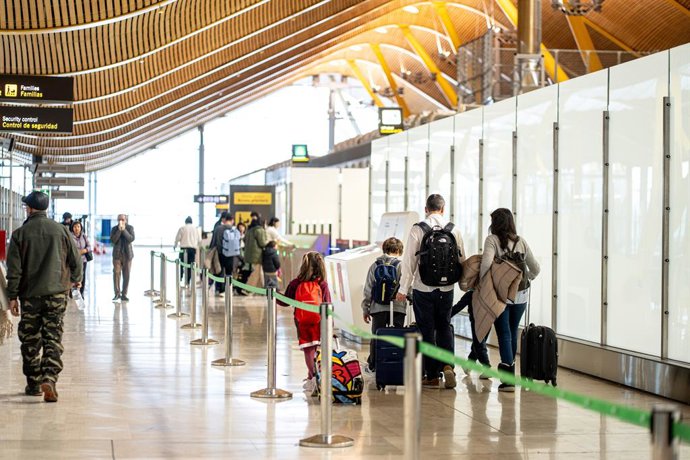 Viajeros en el Aeropuerto Adolfo Suárez Madrid-Barajas, a 19 de diciembre de 2025, en Madrid (España). La red de aeropuertos españoles de Aena prevé operar un total de 101.793 vuelos en estas fechas navideñas, entre este viernes, 19 de diciembre, y el pró